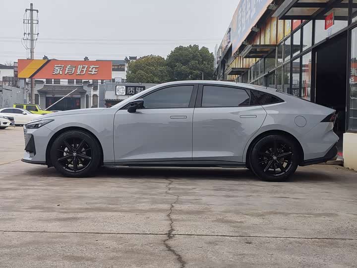 Changan UNI-V 2023 1.5 T Premium — фото 4