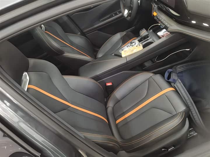 Changan UNI-V 2024 1.5 T Premium — фото 4