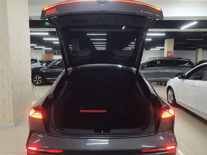 Changan UNI-V 2024 1.5 T Premium — фото 18
