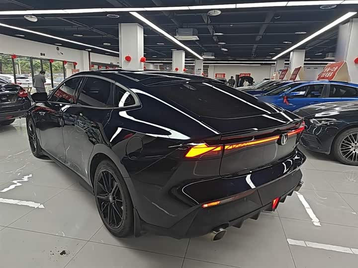 Changan UNI-V 2022 1.5 T Premium — фото 5