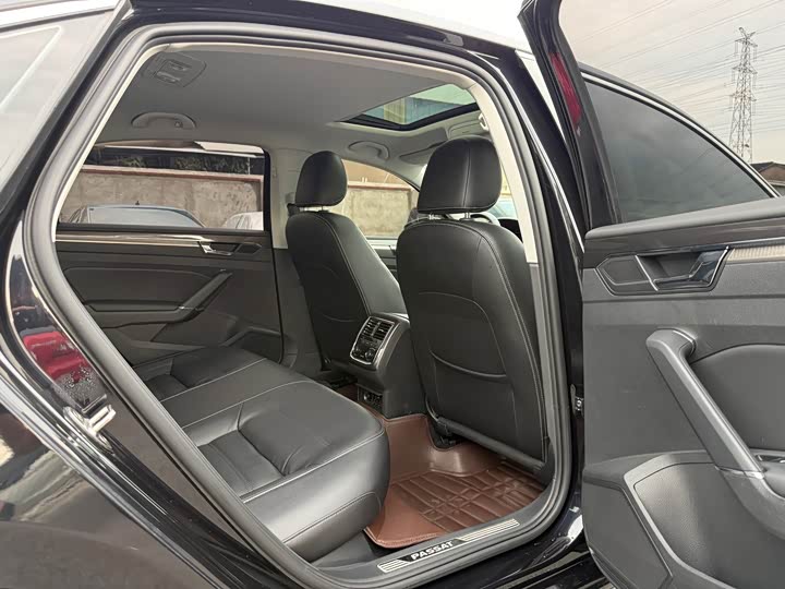 Volkswagen Passat — фото 20