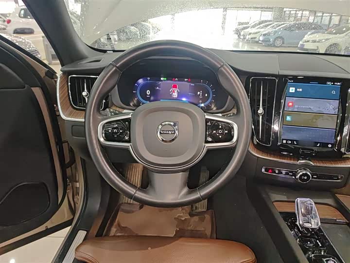 Volvo XC60 2023 B 5 4 WD — фото 11