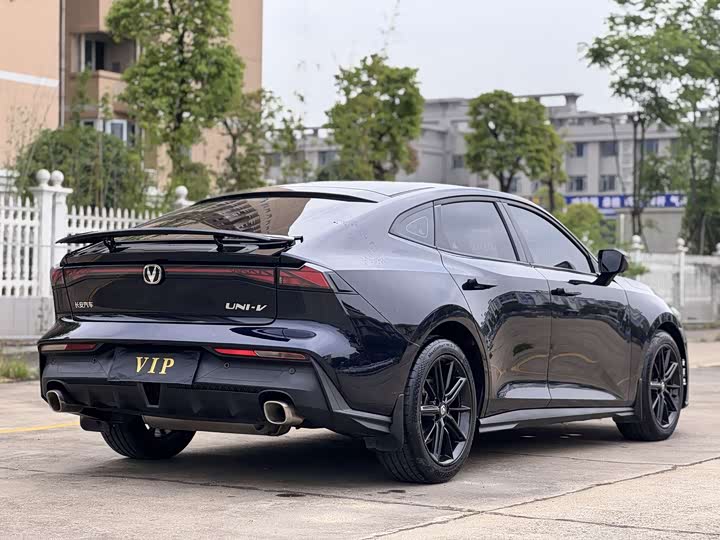 Changan UNI-V 2023 1.5 T Premium — фото 7