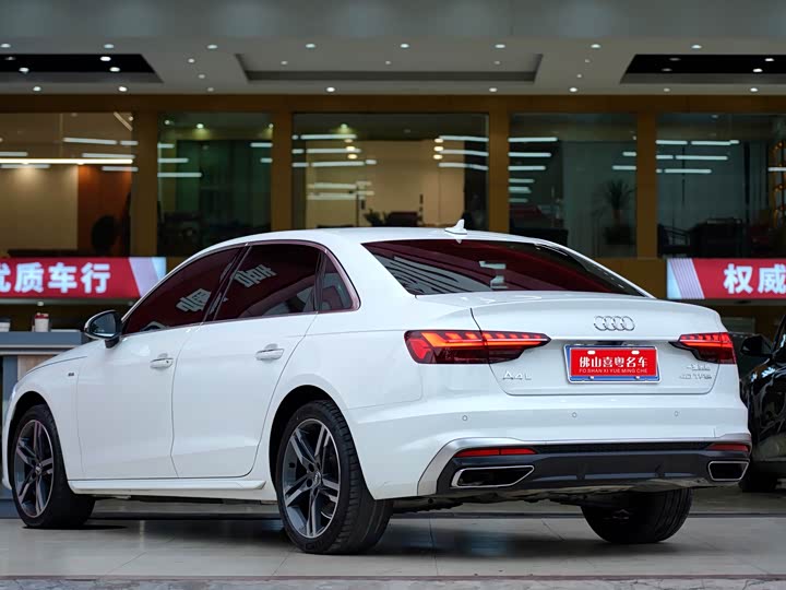 Audi A4L 2022 40 TFSI — фото 2