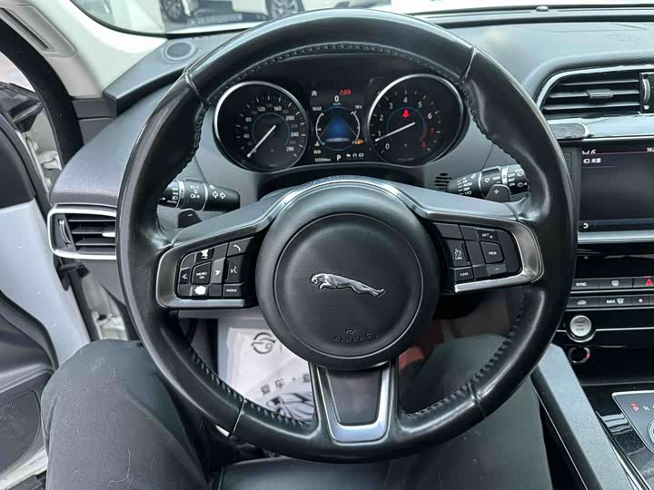 Jaguar F-PACE 2018 2.0 T 4 WD — фото 7