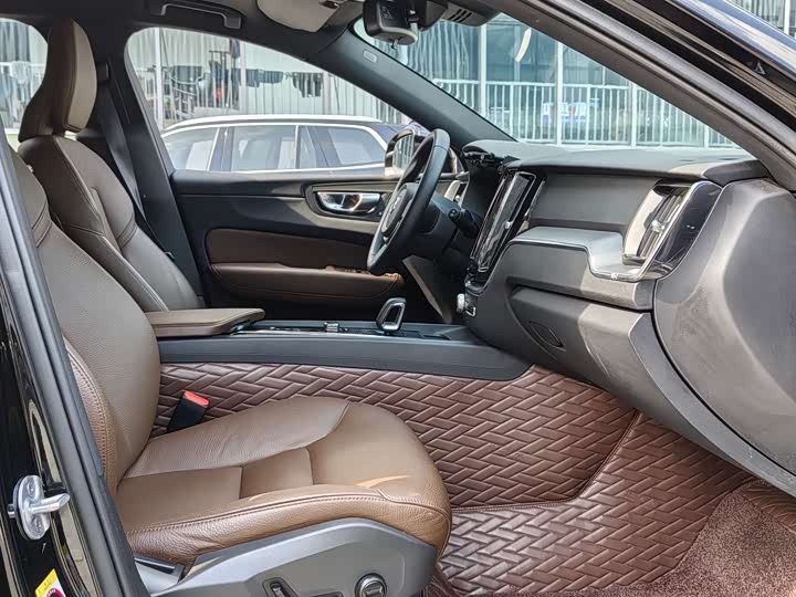 Volvo XC60 2024 B 5 4 WD — фото 22