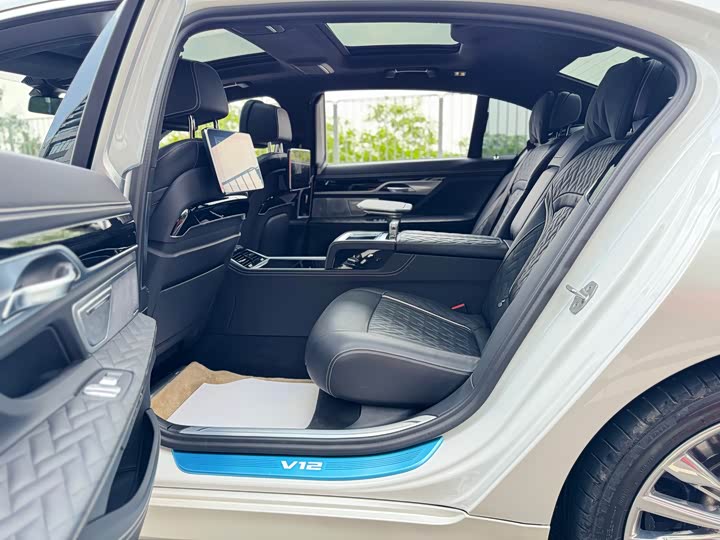 BMW 7-Series 2019 M 760 Li x Drive V 12 — фото 12