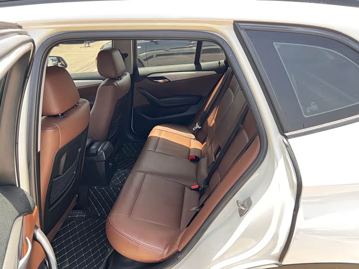 BMW X1 2015 s Drive 18i — фото 13