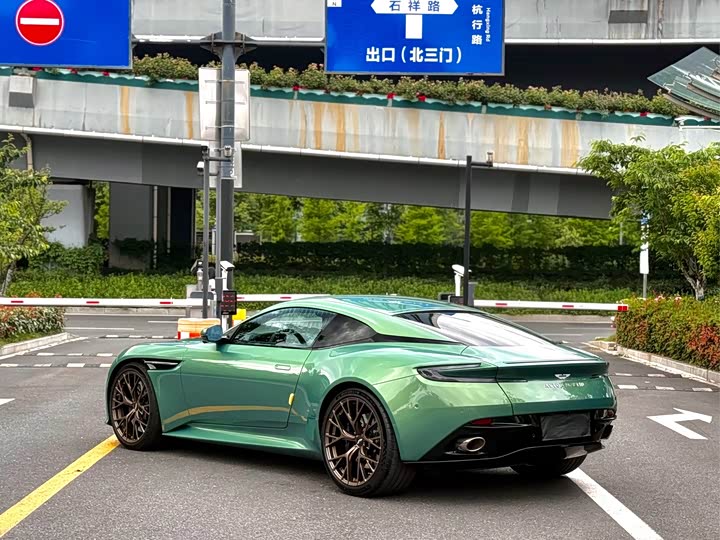 Aston Martin DB12 2023 4.0 T V 8 Coupe — фото 9