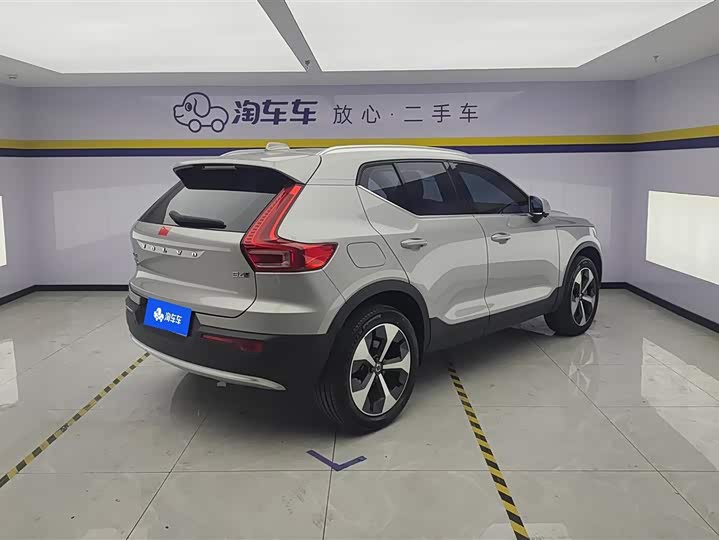 Volvo XC40 2023 B 4 WD — фото 3