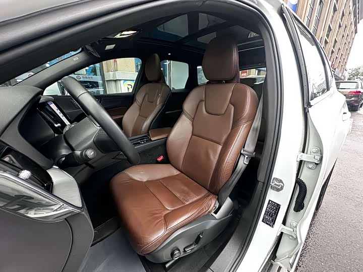 Volvo XC60 2022 B 5 4 WD — фото 13