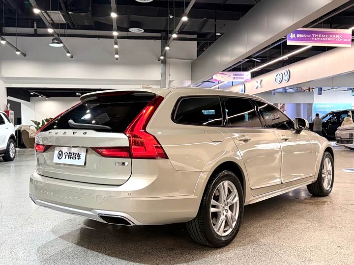 Volvo V90 2019 Cross Country T 5 AWD V — фото 4
