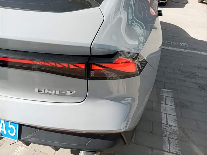 Changan UNI-V 2022 1.5 T — фото 8