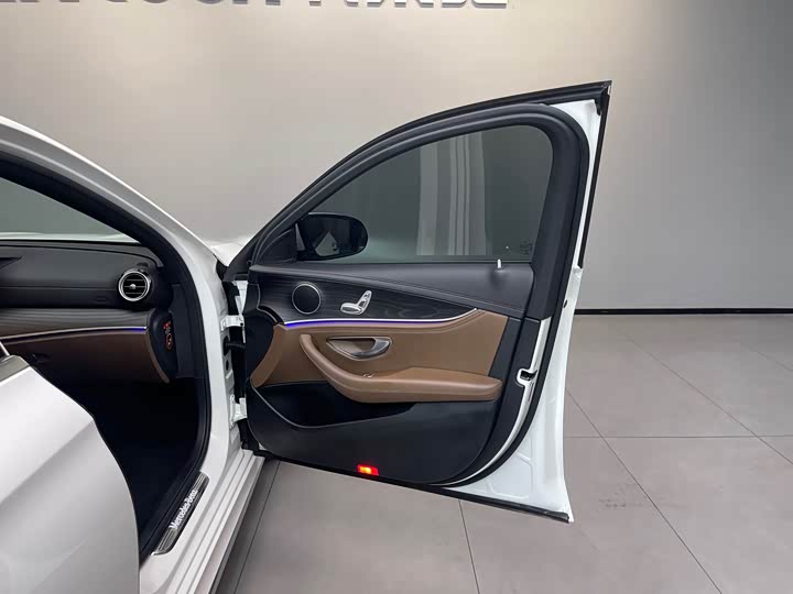 Mercedes-Benz E-Class 2022 E 260 L Sport — фото 29
