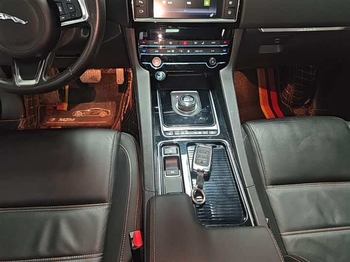 Jaguar F-PACE 2018 2.0 T 4 WD — фото 14