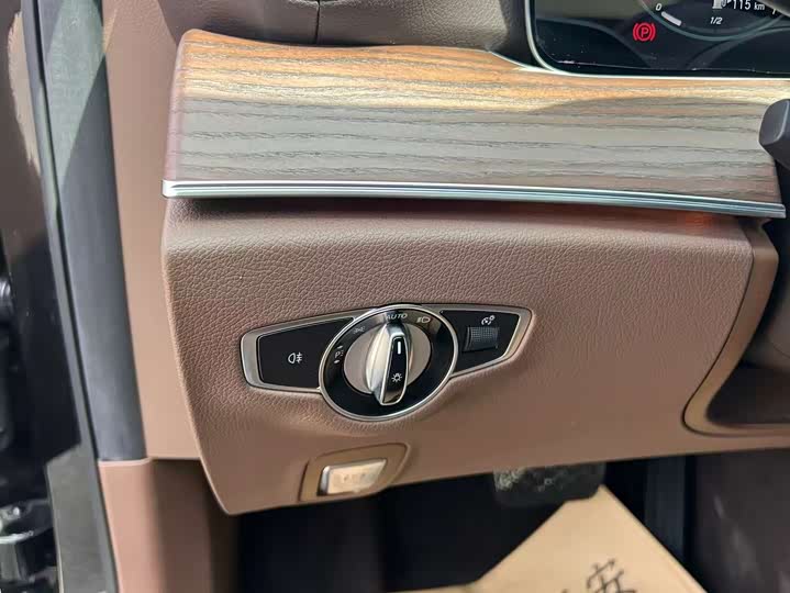 Mercedes-Benz E-Class 2022 E 300 L Luxury — фото 17