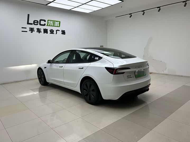Tesla Model 2025 — фото 15