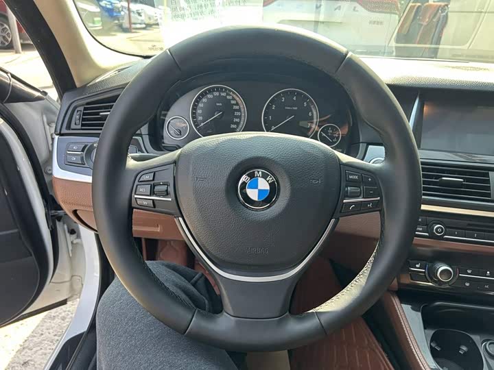 BMW 5 Series 520Li — фото 14