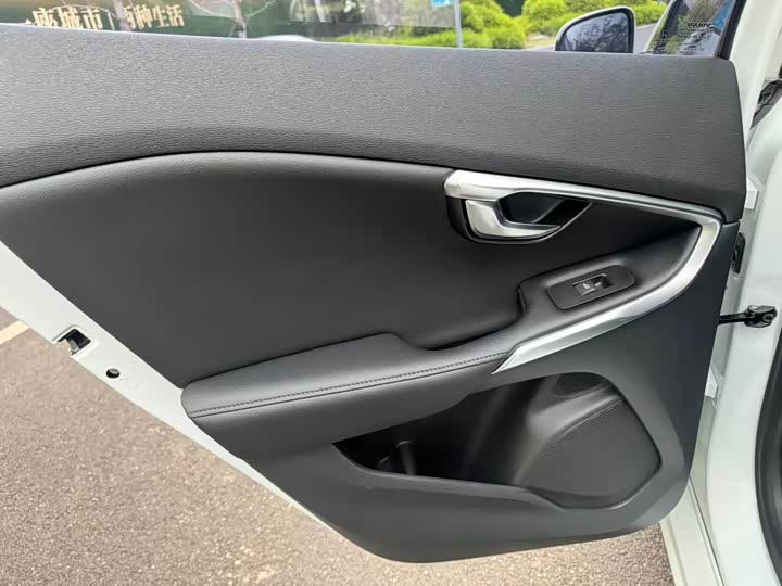 Volvo V40 2015 1.6 T — фото 6