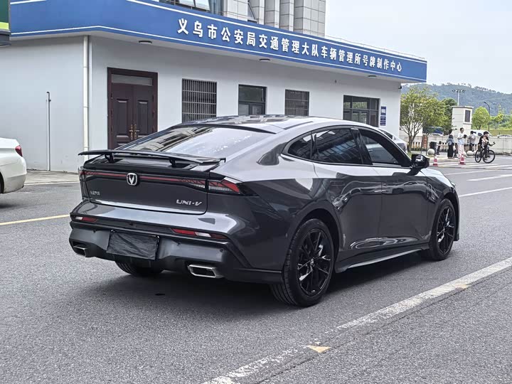 Changan UNI-V 2024 1.5 T Premium — фото 6
