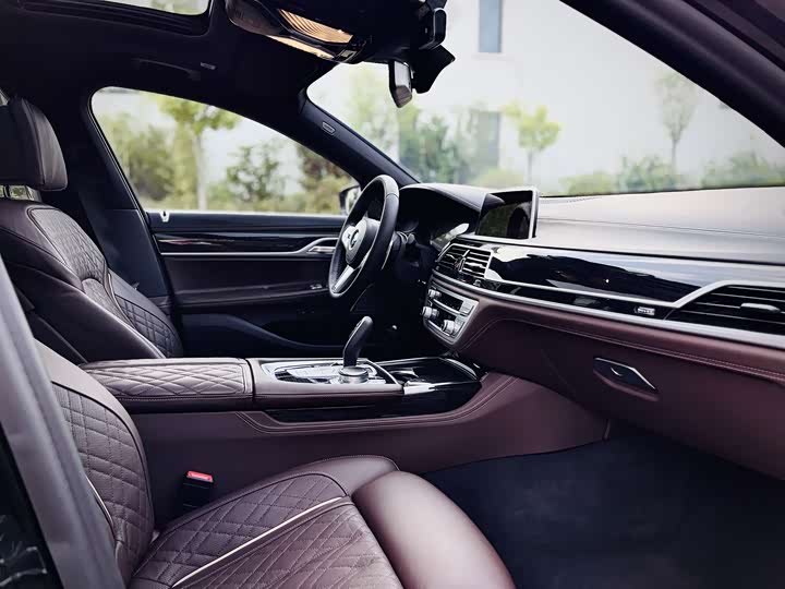BMW 7 Series — фото 14