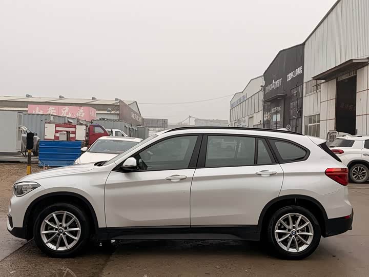 BMW X1 2018 s Drive 18 Li — фото 8