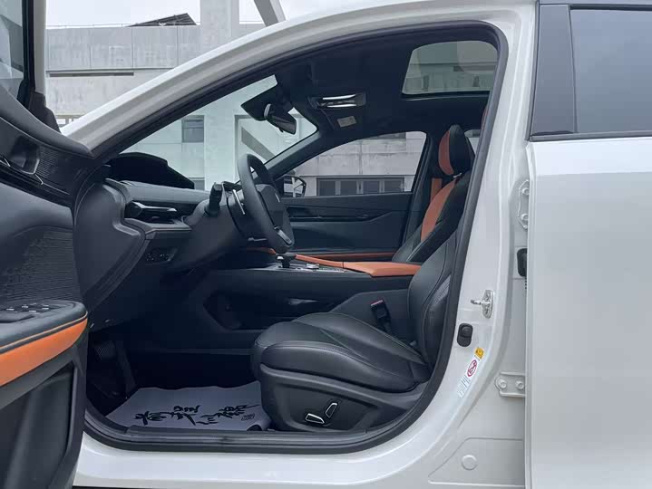 Changan UNI-V 2022 1.5 T Premium — фото 4