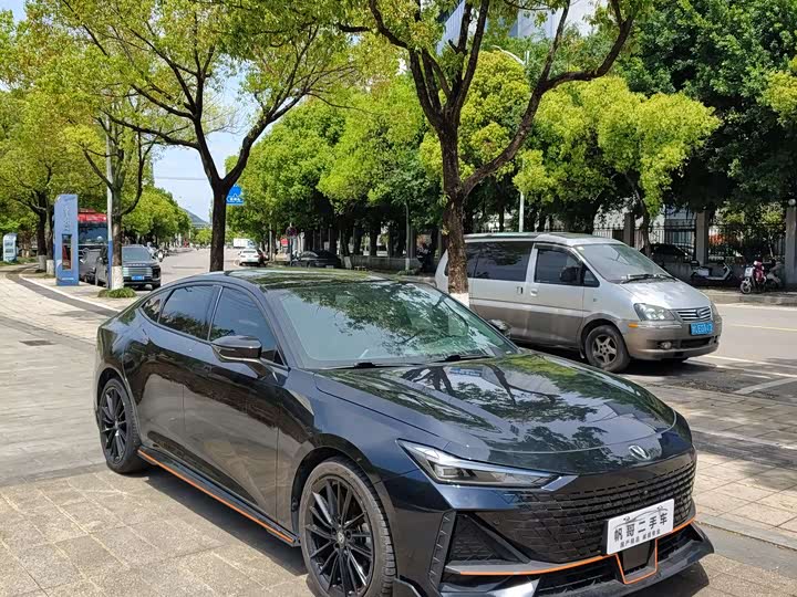 Changan UNI-V 2023 1.5 T Premium — фото 3