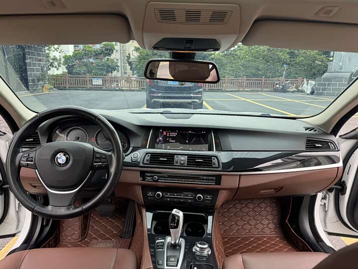 BMW 5 Series 520Li — фото 14