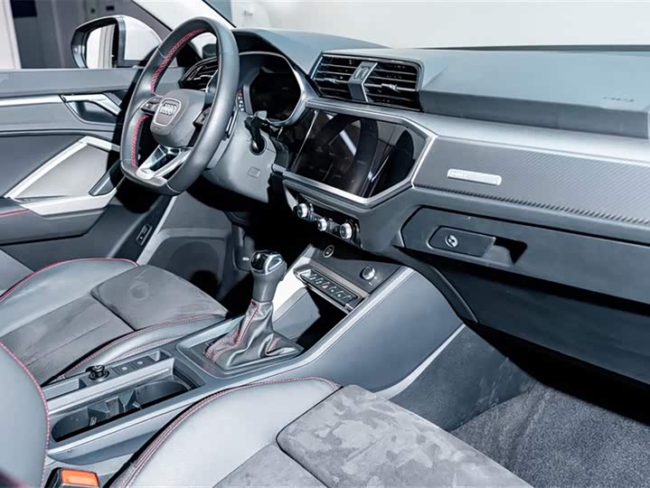 Audi Q3 2023 40 TFSI RS — фото 18