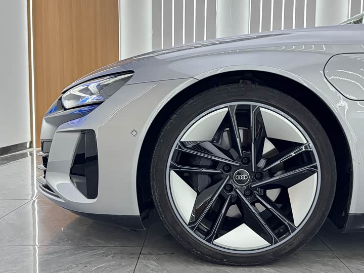 Audi e-tron 2023 Base — фото 6