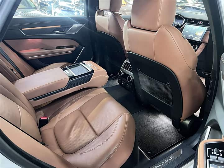 Jaguar XFL 2024 2.0 T P 300 4 WD — фото 4