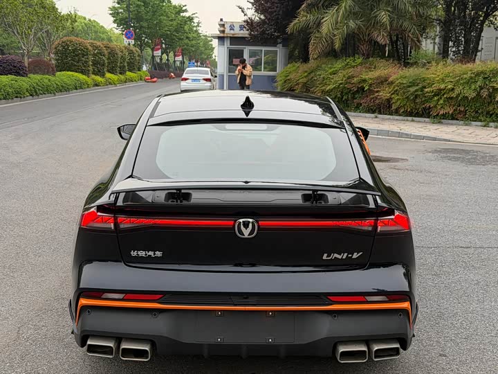 Changan UNI-V 2024 1.5 T Sport — фото 8