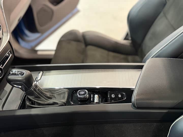 Volvo XC60 2018 T 5 4 WD — фото 10
