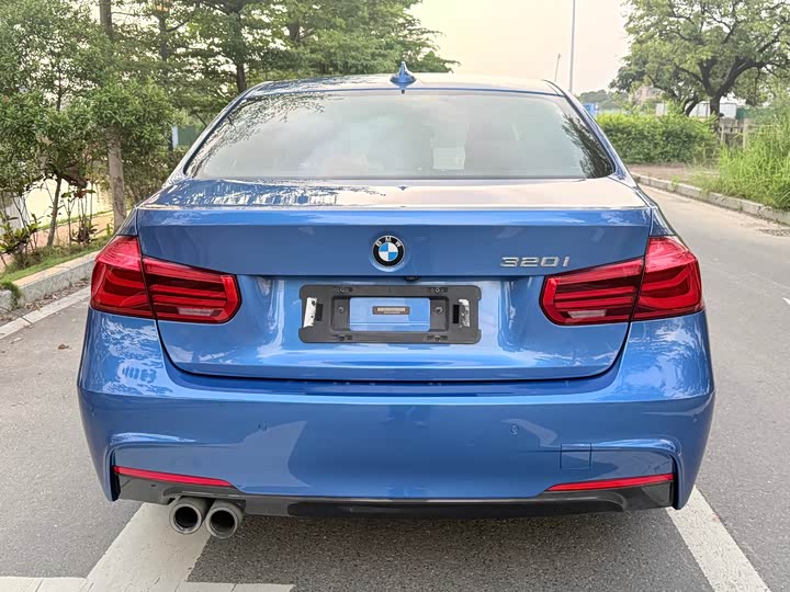 BMW 3-Series 2018 320i M — фото 8