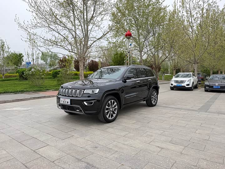 Jeep Grand Cherokee — фото 1