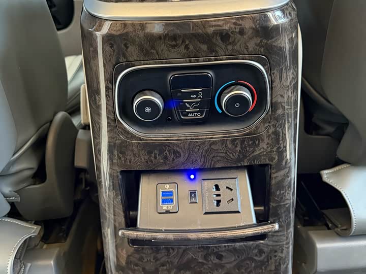 Ford Tourneo — фото 16
