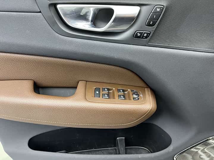 Volvo XC60 2022 B 5 4 WD — фото 4
