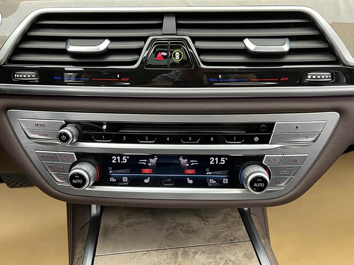 BMW 7-Series 2019 740 Li Leading — фото 15