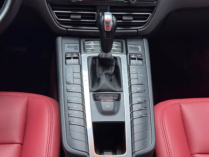 Porsche Macan 2018 Macan 2.0 T — фото 13