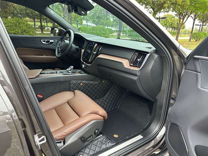 Volvo XC60 2024 B 5 4 WD — фото 4