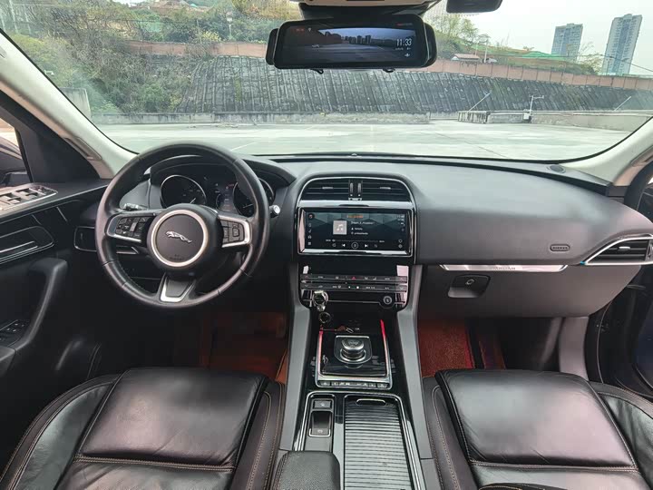 Jaguar F-PACE 2018 2.0 T 4 WD — фото 4