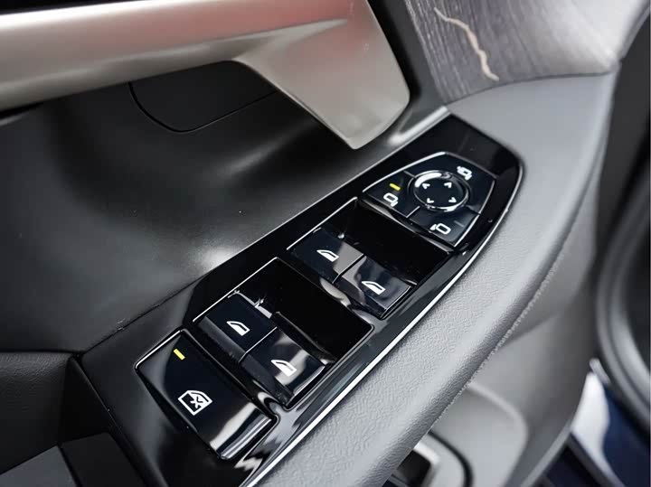 BMW 5-Series — фото 10