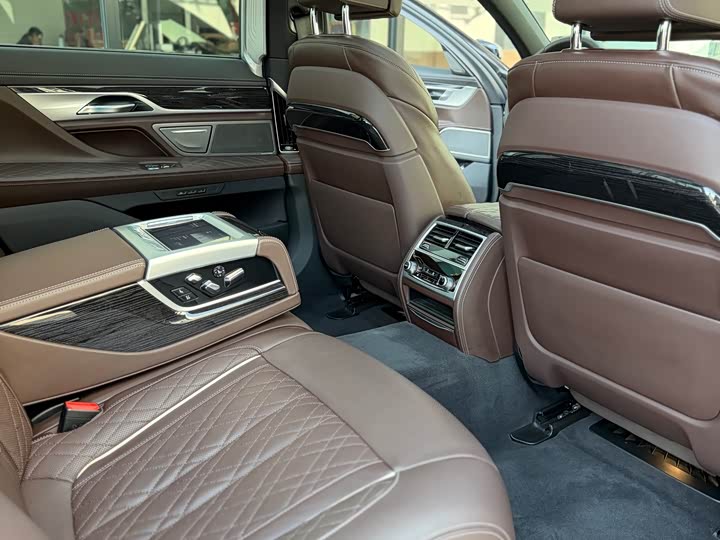 BMW 7 Series — фото 13