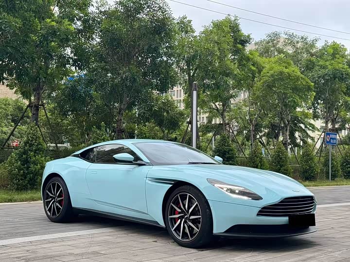 Aston Martin DB11 2016 5.2 T — фото 3
