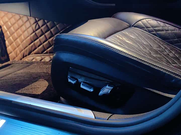 BMW 7 Series — фото 15