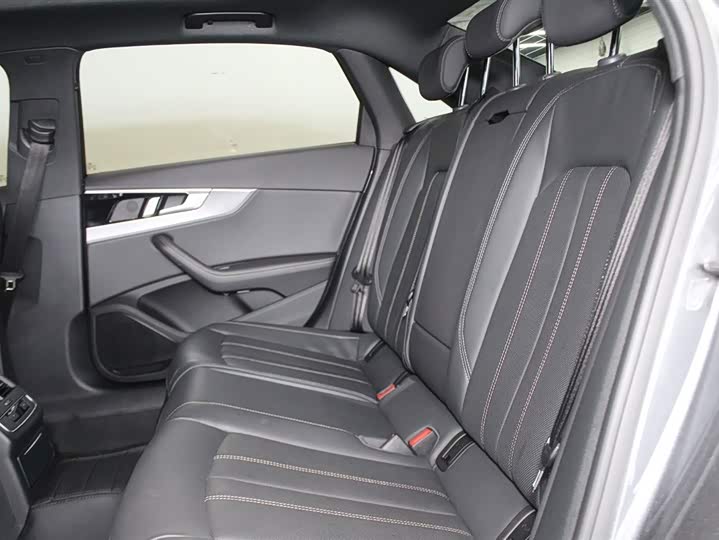 Audi A4L 2024 40 TFSI quattro RS — фото 11