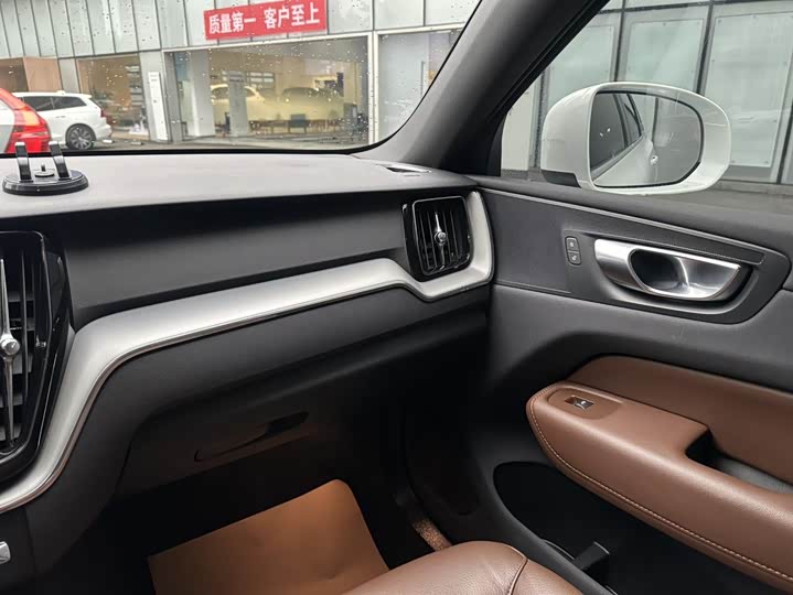Volvo XC60 2025 B 5 4 WD — фото 11