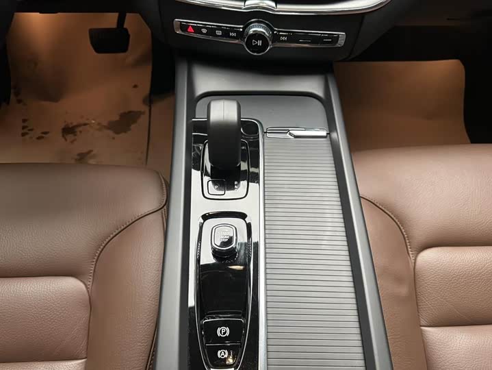 Volvo XC60 2025 B 5 4 WD — фото 13