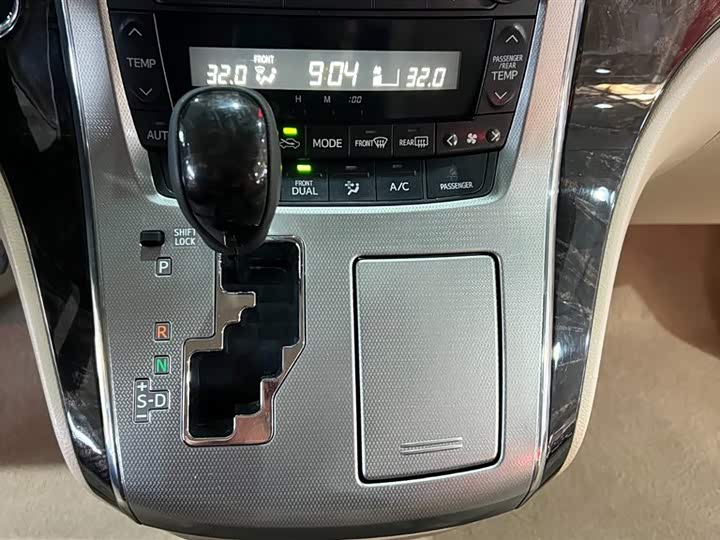 Toyota Alphard — фото 20